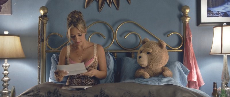 Das frisch verheiratete Paar Ted und Tami-Lynn (Jessica Barth) hat einen Kinderwunsch, doch um Nachwuchs bekommen zu dürfen, muss Ted erst vor Gericht beweisen, dass er eine Person ist… – Bild: Tippett Studio/Universal Pictures and Media Rights Capital Lizenzbild frei Das frisch verheiratete Paar Ted und Tami-Lynn (Jessica Barth) hat einen Kinderwunsch, doch um Nachwuchs bekommen zu dürfen, muss Ted erst vor Gericht beweisen, dass er eine Person ist… – Bild: Tippett Studio/Universal Pictures and Media Rights Capital Lizenzbild frei