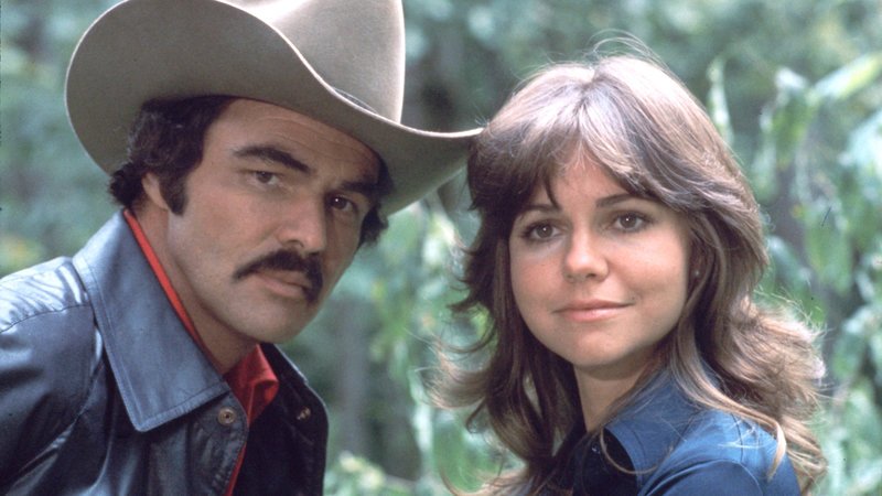 Der Bandit (Burt Reynolds) mit Carrie (Sally Field) – Bild: RTL Zwei