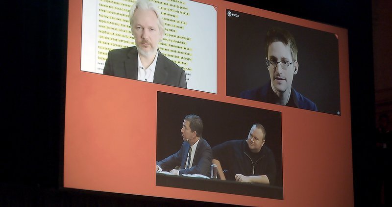 V.l.: Julian Assange, Kim Dotcom, Glenn Greenwald, Edward Snowden – Bild: MG RTL D /​ © DECODING PICT