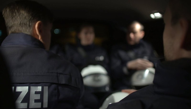 Die AutorInnen sprechen mit Polizisten, die damals dabei waren. Und sie machen sich auf die Suche nach den Tätern. (Bild aus dem Film) – Bild: WDR Die AutorInnen sprechen mit Polizisten, die damals dabei waren. Und sie machen sich auf die Suche nach den Tätern. (Bild aus dem Film) – Bild: WDR