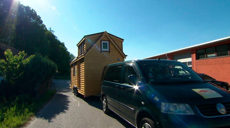 Dass ein Mini-Haus als Anhänger gezogen werden darf, ist es nicht breiter als 2,5 m. Weiteres Bildmaterial finden Sie unter www.br-foto.de. – Bild: BR/​Ralph Zipperlen