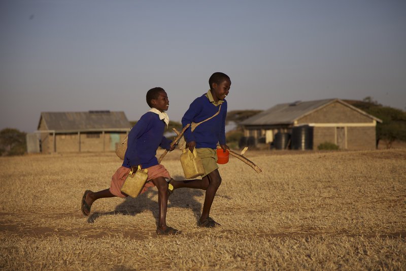 Unter Lebensgefahr zur Schulbank: Jackson und seine Schwester Salome legen täglich einen gefährlichen Hindernislauf durch die kenianische Savanne zurück. – Bild: hr/​Senator Film Verleih