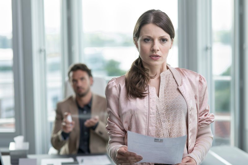 Anna Thönissen (Julia Hartmann) ist angenervt von dem Macho-Gehabe ihres Chefs (Stephan Luca). – Bild: NDR/Boris Laewen Anna Thönissen (Julia Hartmann) ist angenervt von dem Macho-Gehabe ihres Chefs (Stephan Luca). – Bild: NDR/Boris Laewen