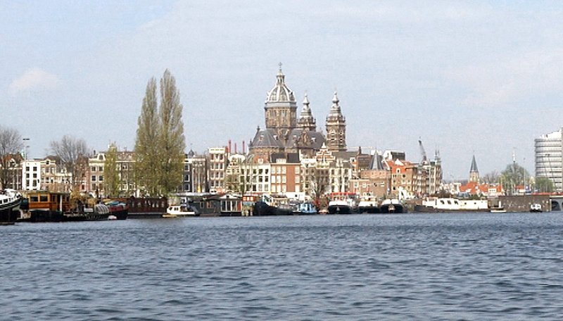 Blick auf Amsterdam – in der Mitte die St. Nicholas-Kirche. – Bild: HR