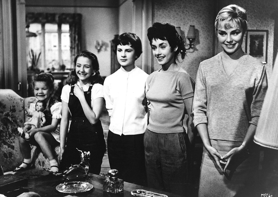 Mit diesen reizenden Töchtern Julchen (Elke Aberle, l.), Ulla (Christina Kaufmann, 2.v.l.), Marie (Angelika Meissner, M.), Anne (Vera Tschechowa, 2.v.r.) und Karin (Susanne Cramer, r.) hat der verwitwete Vater oft eine gehörige Last, weil sie soviel Temperament haben. – Bild: ZDF und Deutsche Film Hansa