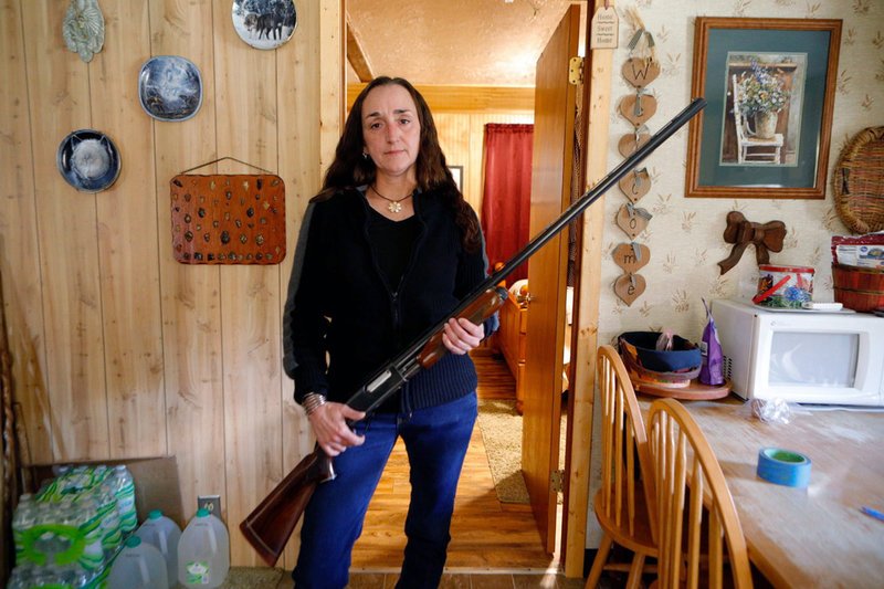 Umwelt-Aktivistin Maria Gunnoe ist Cherokee-Indianerin und heftigste Kritikerin. – Bild: ZDF / © Medea Film/Thomas Bresinsky Umwelt-Aktivistin Maria Gunnoe ist Cherokee-Indianerin und heftigste Kritikerin. – Bild: ZDF / © Medea Film/Thomas Bresinsky