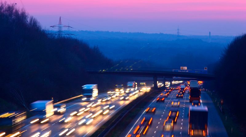Abendlicher Verkehrsstau der A3 bei Mettmann. – Bild: WDR/Imago/Jochen Tack Abendlicher Verkehrsstau der A3 bei Mettmann. – Bild: WDR/Imago/Jochen Tack