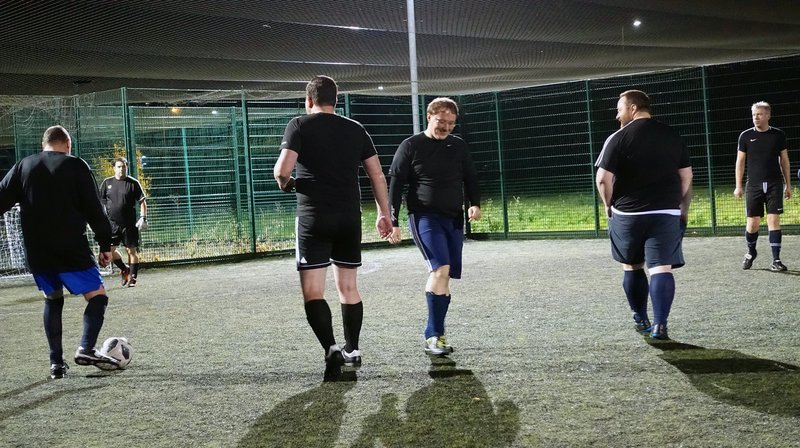 In Großbritannien gibt es eine eigene Fußball-Liga für dicke Männer. – Bild: SWR/​Hanspeter Michel