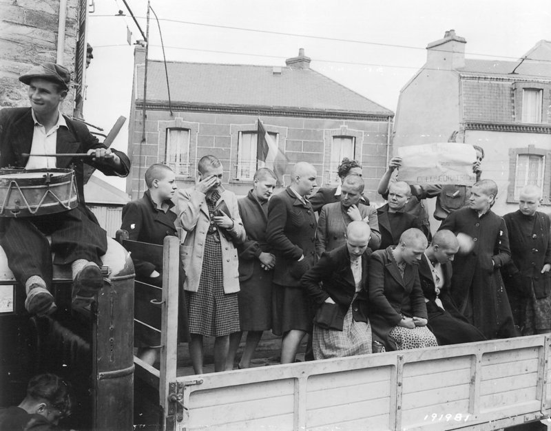14. Juli 1944. Französische Frauen, die sich während der Besatzungszeit mit Deutschen eingelassen haben, werden nach der Befreiung in Cherbourg geschoren und auf offenen Lastwagen durch die Stadt gefahren. – Bild: ORF