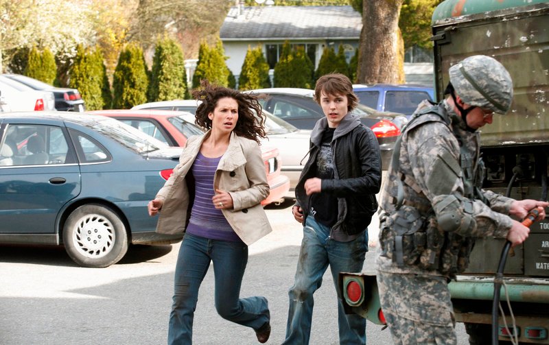 Cynthia (Holly Dignard) und Shane (Tyler Johnston) müssen ums eigene Überleben kämpfen.. – Bild: RTL Zwei