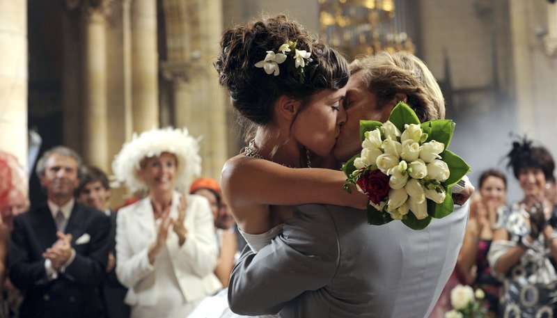Endlich können Chloé (Olivia Ruiz) und ihr Stephen (Jamie Bamber) Hochzeit feiern. – Bild: MDR/​Camino Filmverleih