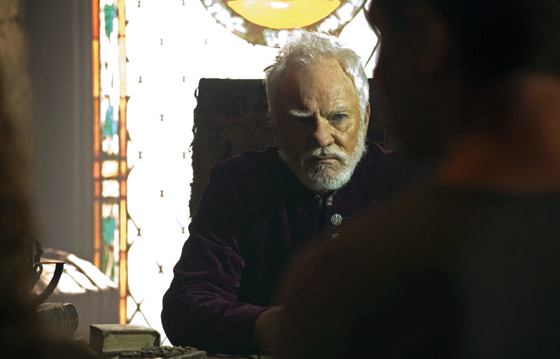 Sollte der Wissenschaftler Dr. Kane (Malcolm McDowell) tatsächlich ein Heilmittel gegen den Reaper-Virus haben..? – Bild: RTL II Sollte der Wissenschaftler Dr. Kane (Malcolm McDowell) tatsächlich ein Heilmittel gegen den Reaper-Virus haben..? – Bild: RTL II