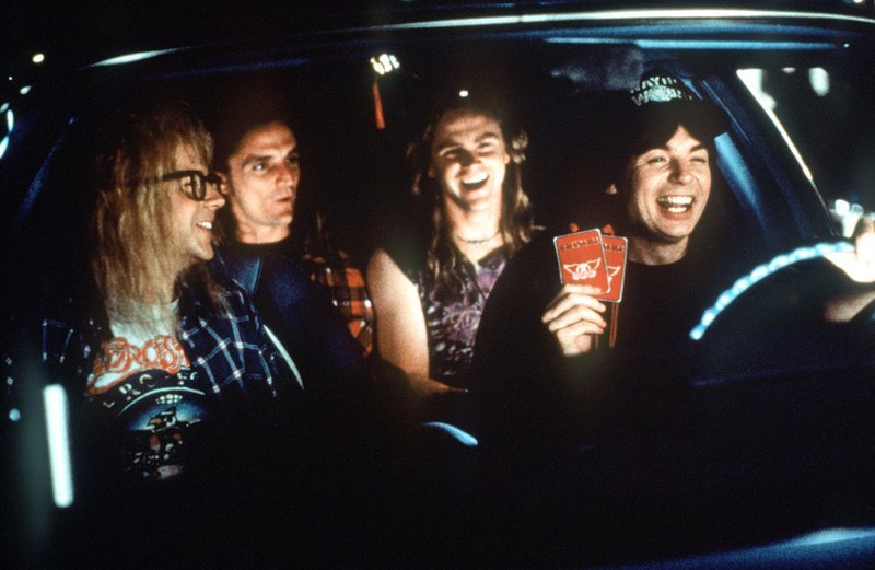 Wayne (Mike Myers, re) und Garth (Dana Carvey, li.) freuen sich auf das bevorstehende Aerosmith-Konzert. – Bild: Kabel Eins Classics