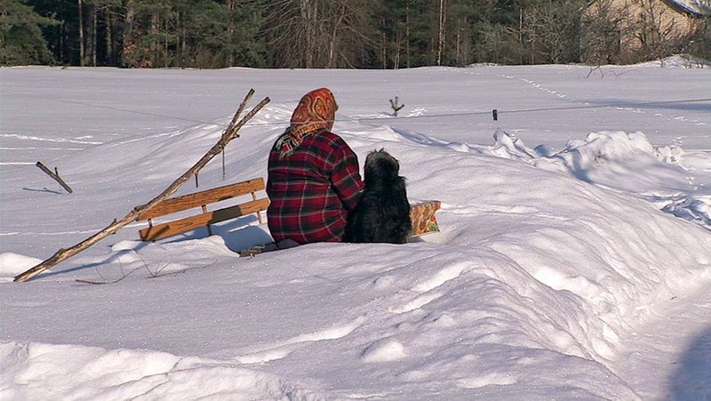 Die alte Einsiedlerin Inta mit ihrem Hund in der Schneelandschaft Lettlands – Bild: ARTE France