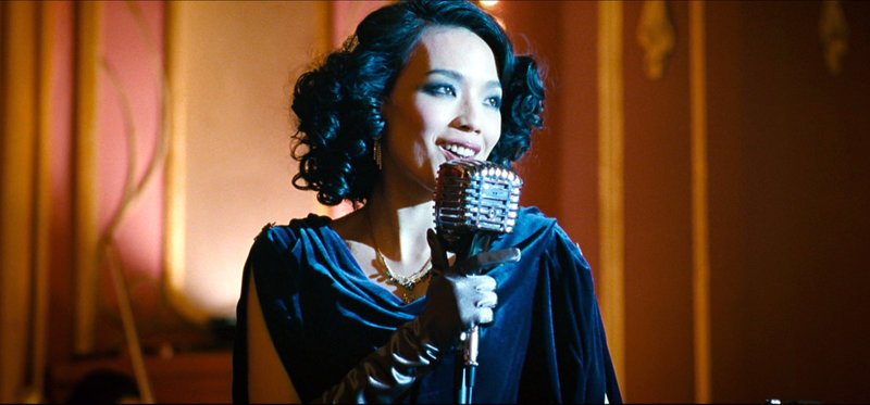 Im noblen Nachtclub ‚Casablanca‘ singt die schöne Kiki (Qi Shu) für die elitären Gäste. – Bild: RTL Zwei