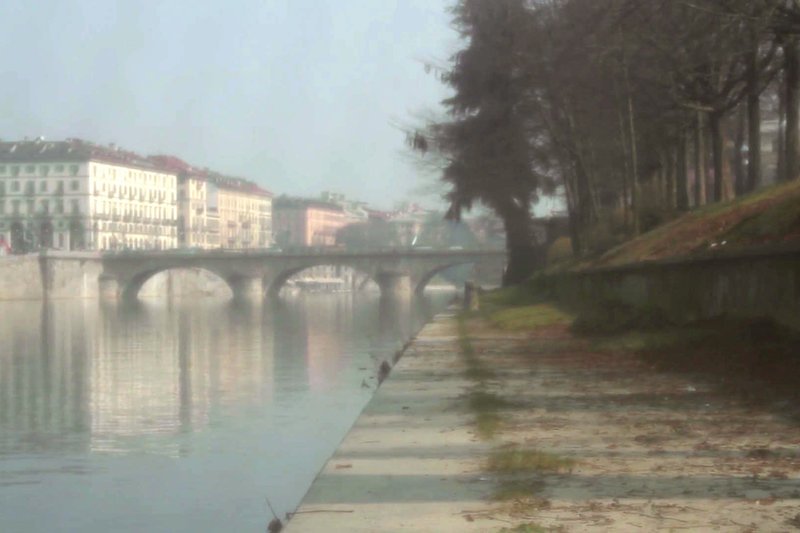 Blick auf die Vittorio-Emanuele-Brücke in Turin: Leone Ginzburg und sein Freund Cesare Pavese liebten Spaziergänge am Ufer des Po. – Bild: arte