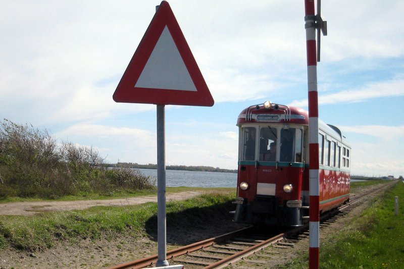 Auf der 8 Kilometer langen Museumsbahnstrecke zwischen Dünen und Stränden, rund 40 km von Rotterdam entfernt. All die vorgestellten Raritäten sind in Ouddorp zuhause. – Bild: SWR/Susanne Mayer-Hagmann Auf der 8 Kilometer langen Museumsbahnstrecke zwischen Dünen und Stränden, rund 40 km von Rotterdam entfernt. All die vorgestellten Raritäten sind in Ouddorp zuhause. – Bild: SWR/Susanne Mayer-Hagmann