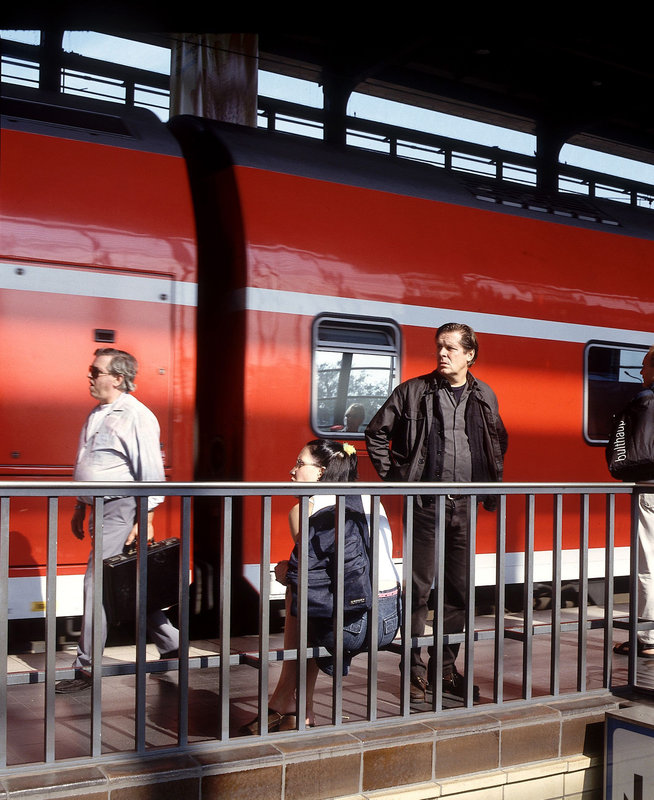 Armin Streiwen (Sigmar Solbach) sucht Valerie Weber (Natalie Spinell) auf dem Bahnhof. – Bild: ORF Armin Streiwen (Sigmar Solbach) sucht Valerie Weber (Natalie Spinell) auf dem Bahnhof. – Bild: ORF