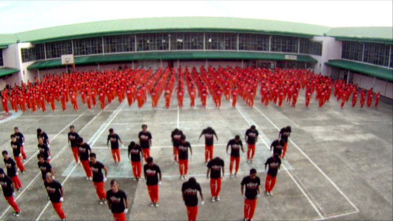 Im Gefängnis der Philippinischen Inselhauptstadt Cebu City sitzen die schwersten Verbrecher der Insel ein – und für diese steht statt dem Hofgang Tanztherapie auf dem Tagesplan. – Bild: WeltN24 /​ 7stories Dieses Bild darf bis 31.12.2017