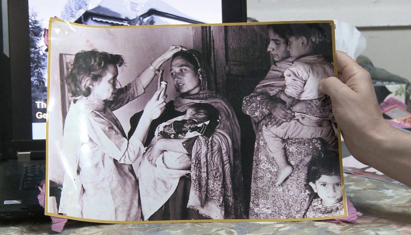 Die Mutter Theresa von Karachi (Dr. Ruth Pfau) auf einem alten Foto. – Bild: PHOENIX/​MDR/​Markus Spieker
