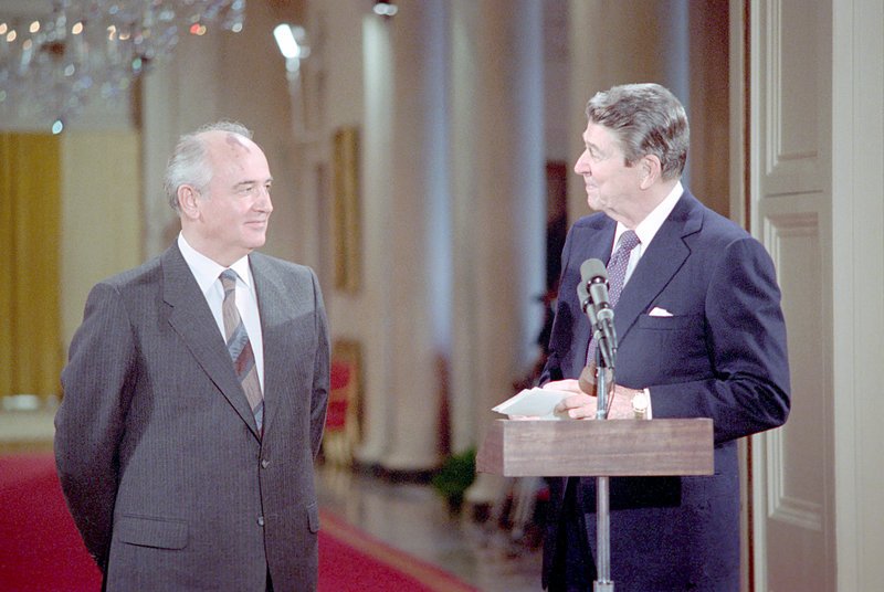 1987; Präsident Ronald Reagan und Generalsekretär Michail Gorbatschow. – Bild: ORF