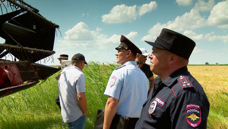Groß und klein im Kuban-Gebiet: Sicherheitsdienste und Polizei im Dienst der Oligarchen. – Bild: ORF