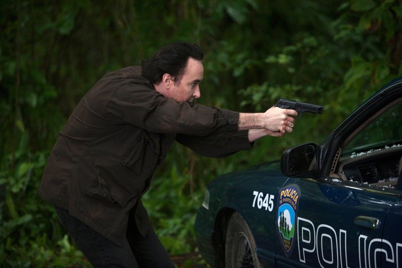 Bösewicht Benjamin (John Cusack) schreckt auch vor Waffengewalt nicht zurück. – Bild: ZDF und Laura Magruder Bösewicht Benjamin (John Cusack) schreckt auch vor Waffengewalt nicht zurück. – Bild: ZDF und Laura Magruder