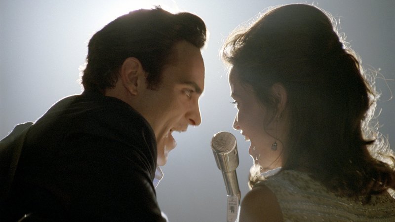 Johnny Cash (Joaquin Phoenix) und June Carter (Reese Witherspoon) sind mittlerweile ein erfolgreiches DuettJohnny Cash (Joaquin Phoenix) und June Carter (Reese Witherspoon) sind mittlerweile ein erfolgreiches Duett – Bild: RTL Zwei