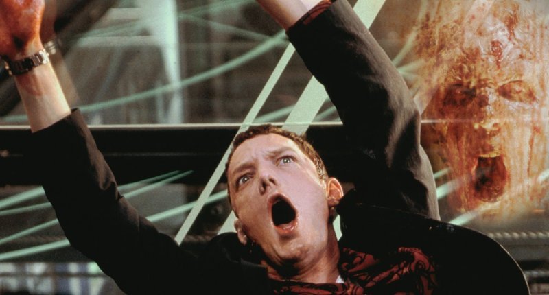 Als Rafkin (Matthew Lillard) erfährt, einige der Glaszellen seien geöffnet, ahnt er sogleich, dass die Geister entkommen sind … – Bild: 2003 Sony Pictures Television International. All Rights Reserved. Lizenzbild frei