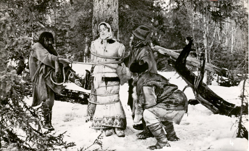 Nastjenka (N. Sedych) und Iwan (S. Isotow) müssen im Zauberwald viele Abenteuer bestehen. – Bild: MDR/Progress Nastjenka (N. Sedych) und Iwan (S. Isotow) müssen im Zauberwald viele Abenteuer bestehen. – Bild: MDR/Progress