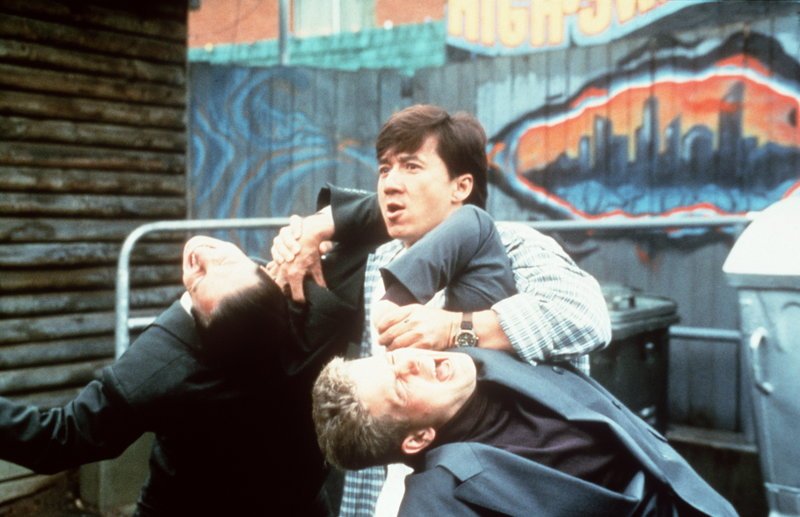 Fernseh-Maître Jackie (Jackie Chan, M.) kennt auch vor großen Fischen keine Angst … – Bild: Kinowelt Filmverleih Lizenzbild frei