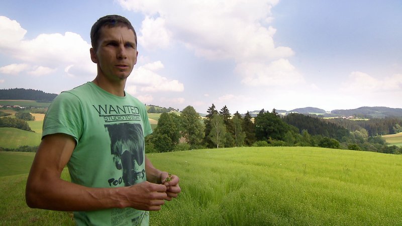 Auf dem Schafflhof in Sarleinsbach ist der Öl-Lein ein wichtiges Standbein von Christian Kainberger geworden. – Bild: BR