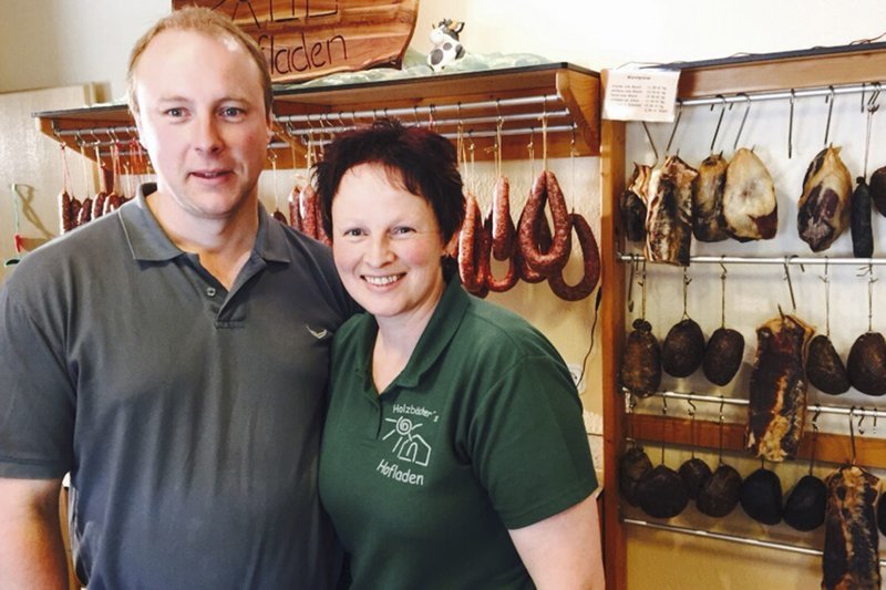 Carola und Jens Möbus, die in Gemünden (Wohra) ihren Holzbachhof betreiben. – Bild: HR Carola und Jens Möbus, die in Gemünden (Wohra) ihren Holzbachhof betreiben. – Bild: HR