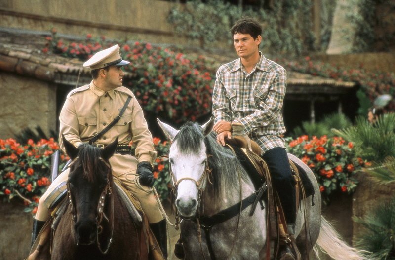 Wegen angeblichen Pferdediebstahls, werden Lacey (Henry Thomas, r.) und John festgenommen und in ein mexikanisches Gefängnis gesteckt… – Bild: Sony Pictures Entertainment Lizenzbild frei