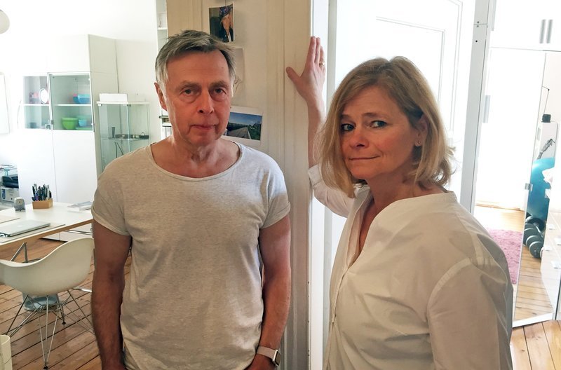 In der Familie von Peet Trimpe gibt es ein Alzheimer Gen. Deshalb erkrankt jeder Zweite bereits in frühen Jahren an Demenz. Darum hat Peet Trimpe sich entschieden, sich testen zu lassen. Ihr Mann Uli Trimpe steht ihr zur Seite. – Bild: SWR/LotharZimmermann In der Familie von Peet Trimpe gibt es ein Alzheimer Gen. Deshalb erkrankt jeder Zweite bereits in frühen Jahren an Demenz. Darum hat Peet Trimpe sich entschieden, sich testen zu lassen. Ihr Mann Uli Trimpe steht ihr zur Seite. – Bild: SWR/LotharZimmermann