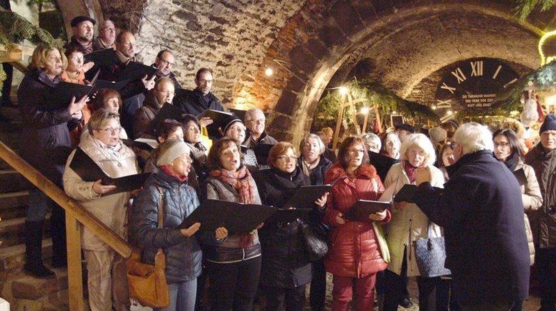Weihnachtliche Musik untermalt den Adventmarktbesuch. Der Eferdinger Chor ?Contrapunctus floridus? am ?Eferdinger Schlossadvent?. – Bild: ORF Weihnachtliche Musik untermalt den Adventmarktbesuch. Der Eferdinger Chor ?Contrapunctus floridus? am ?Eferdinger Schlossadvent?. – Bild: ORF