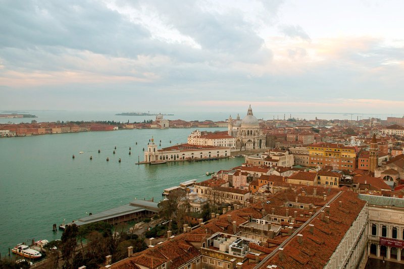 Von dem berühmten Campanile auf dem Markusplatz hat man einen einmaligen Blick auf den Zusammenfluss von Canale Giudecca und Canale Grande. – Bild: ARTE Honorarfreie Verwendung nur im Zusammenhang mit genannter Sendung und bei folgender Nennung „Bild: Sendeanstalt/Copyright“. Andere Verwendungen nur nach vorheriger Absprache: ARTE-Bildredaktion Von dem berühmten Campanile auf dem Markusplatz hat man einen einmaligen Blick auf den Zusammenfluss von Canale Giudecca und Canale Grande. – Bild: ARTE Honorarfreie Verwendung nur im Zusammenhang mit genannter Sendung und bei folgender Nennung „Bild: Sendeanstalt/Copyright“. Andere Verwendungen nur nach vorheriger Absprache: ARTE-Bildredaktion