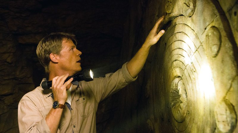Bei Ausgrabungen finden Archäologen ein 2000 Jahre altes Astrologie-Brett aus Elfenbein, auf dem das Sonnensystem erstaunlich detailliert dargestellt ist.. (Foto: Joel Gretsch)Bei Ausgrabungen finden Archäologen ein 2000 Jahre altes Astrologie-Brett aus Elfenbein, auf dem das Sonnensystem erstaunlich detailliert dargestellt ist.. (Foto: Joel Gretsch) – Bild: RTL Zwei Bei Ausgrabungen finden Archäologen ein 2000 Jahre altes Astrologie-Brett aus Elfenbein, auf dem das Sonnensystem erstaunlich detailliert dargestellt ist.. (Foto: Joel Gretsch)Bei Ausgrabungen finden Archäologen ein 2000 Jahre altes Astrologie-Brett aus Elfenbein, auf dem das Sonnensystem erstaunlich detailliert dargestellt ist.. (Foto: Joel Gretsch) – Bild: RTL Zwei