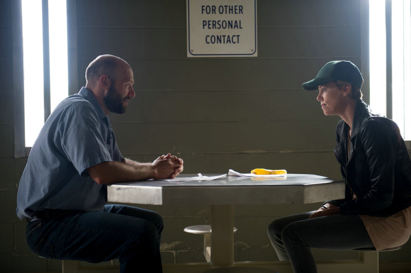 Corey Stoll as Ben Day (l.), Charlize Theron as Libby Day (r.) – Bild: Concorde Filmverleih GmbH Corey Stoll as Ben Day (l.), Charlize Theron as Libby Day (r.) – Bild: Concorde Filmverleih GmbH