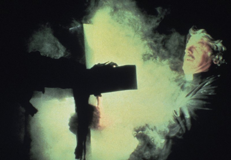 ARD THE FOG - NEBEL DES GRAUENS (the fog), USA 1979, Regie John Carpenter, am Donnerstag (30.10.14) um 01:55 Uhr im Ersten Der Priester Malone (Hal Holbrook) versucht, die Untoten mit einem goldenen Kreuz zu bannen. – Bild: ARD Degeto ARD THE FOG - NEBEL DES GRAUENS (the fog), USA 1979, Regie John Carpenter, am Donnerstag (30.10.14) um 01:55 Uhr im Ersten Der Priester Malone (Hal Holbrook) versucht, die Untoten mit einem goldenen Kreuz zu bannen. – Bild: ARD Degeto