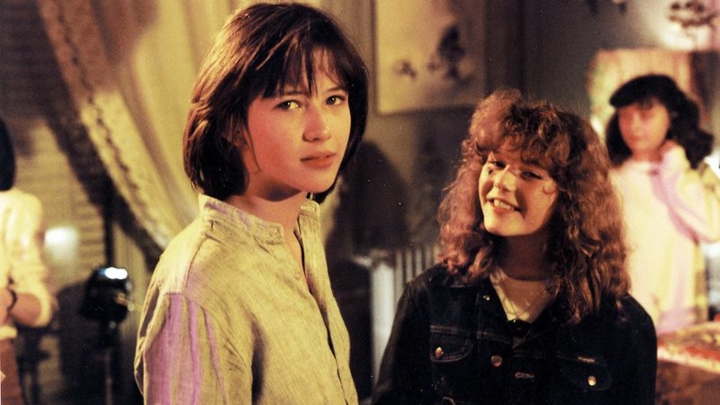 Die 13-jährige Vic (Sophie Marceau, li.) ist neu in Paris, nachdem ihre Eltern kürzlich umgezogen sind. Sie ist begeistert von der Stadt und all den neuen Leuten, die sie dort kennen lernt. Schnell freundet sie sich mit Pénélopè) an.Die 13-jährige Vic (Sophie Marceau, li.) ist neu in Paris, nachdem ihre Eltern kĂĽrzlich umgezogen sind. Sie ist begeistert von der Stadt und all den neuen Leuten, die sie dort kennen lernt. Schnell freundet sie sich mit PĂ©nĂ©lopè) an. – Bild: RTL II Die 13-jährige Vic (Sophie Marceau, li.) ist neu in Paris, nachdem ihre Eltern kürzlich umgezogen sind. Sie ist begeistert von der Stadt und all den neuen Leuten, die sie dort kennen lernt. Schnell freundet sie sich mit Pénélopè) an.Die 13-jährige Vic (Sophie Marceau, li.) ist neu in Paris, nachdem ihre Eltern kĂĽrzlich umgezogen sind. Sie ist begeistert von der Stadt und all den neuen Leuten, die sie dort kennen lernt. Schnell freundet sie sich mit PĂ©nĂ©lopè) an. – Bild: RTL II