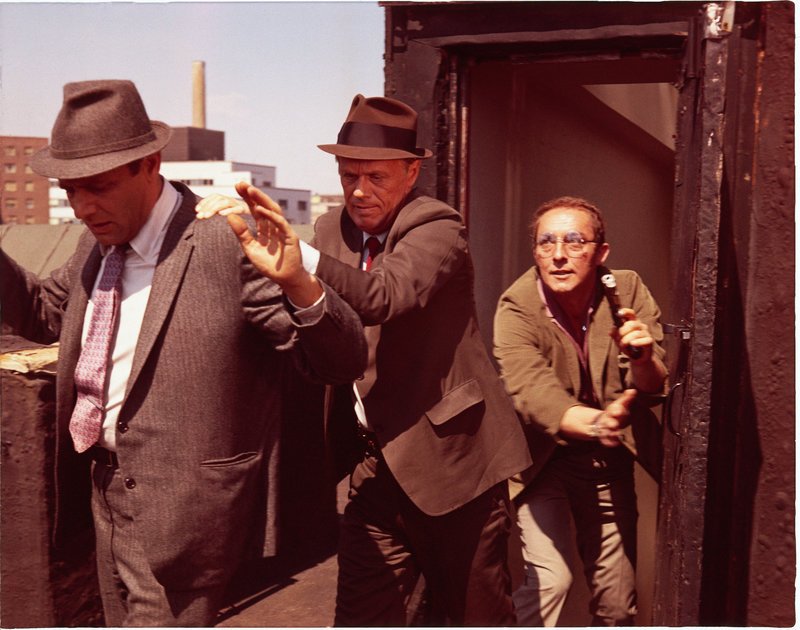 Die Detective Rocco Bonaro (Harry Guardino – links) und Daniel Madigan (Richard Widmark – Mitte) sind dem gefährlichen Ganoven Benesch (Steve Ihnat – rechts) in die Falle gegangen. – Bild: ZDF und Russell Metty