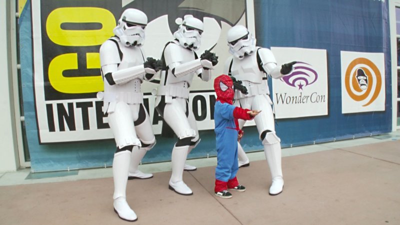 Ein kleiner Superman mit 3 Storm Troopers. – Bild: Geo Television