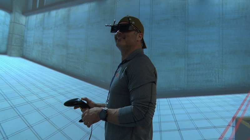 Picture shows: Joel Lambert in JAEA’s Naraha Remote Technology Development Center, Experiencing the 3D virtual-reality (VR) systems for training workers for decommissioning. – Bild: Discovery Communications