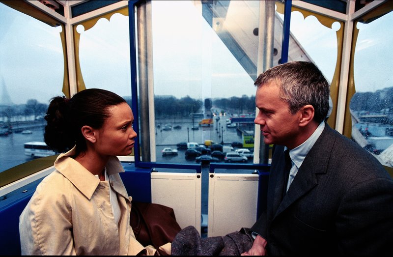 Regina Lambert (Thandie Newton) erfährt von dem US-Regierungsagenten Lewis Bartholomew (Tim Robbins) Einzelheiten über das geheime Leben ihres ermordeten Ehemannes. – Bild: ZDF und Universal Studios. Regina Lambert (Thandie Newton) erfährt von dem US-Regierungsagenten Lewis Bartholomew (Tim Robbins) Einzelheiten über das geheime Leben ihres ermordeten Ehemannes. – Bild: ZDF und Universal Studios.