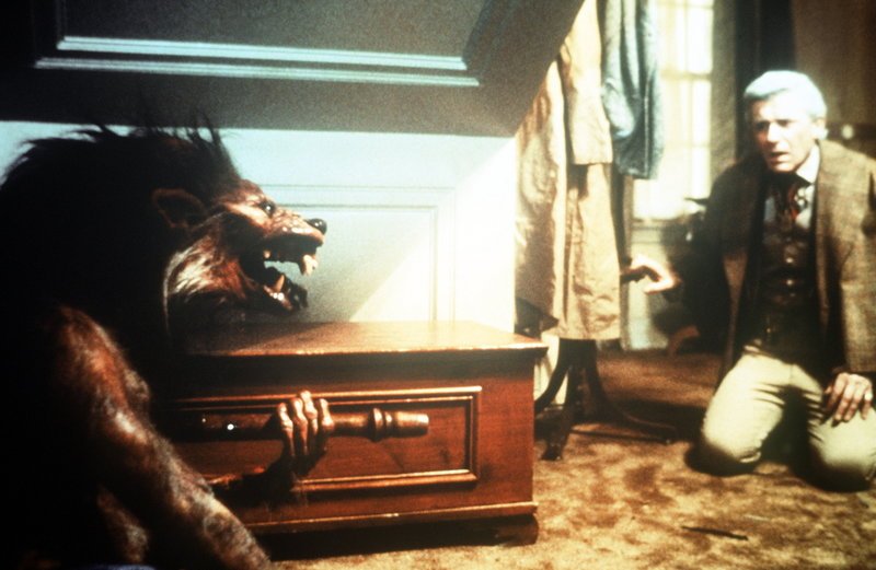 Vampirkiller Peter Vincent (Roddy McDowall) hat alle Hände voll zu tun … – Bild: Columbia Pictures Lizenzbild frei