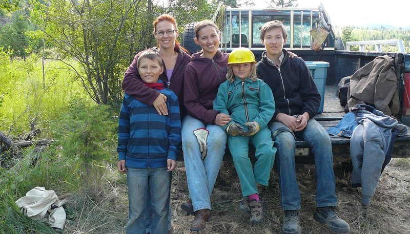 Seit über zwölf Jahren lebt die Hamburgerin Sanna Sevendeers mit ihrer Familie in der kanadischen Wildnis. – Bild: NDR/​Claudia Dejá