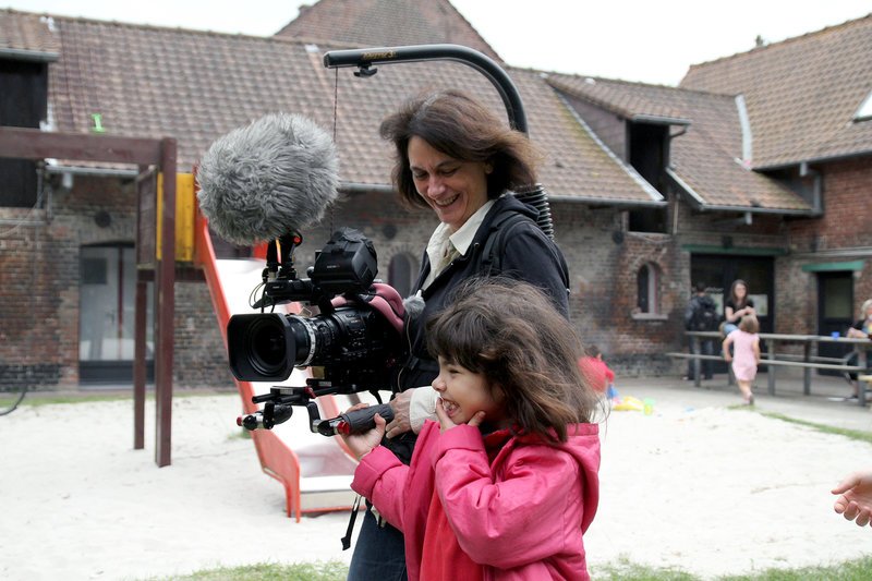 Regisseurin Mariana Otero mit der kleinen Amina im Innenhof von Le Courtil – Bild: ARTE France /​ © Romain Baudéan