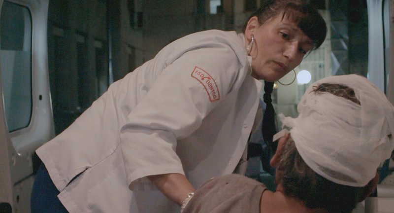 Krankenschwester Mila mit einem Patienten in der Ambulanz. – Bild: WDR /​ © Ilian Metev