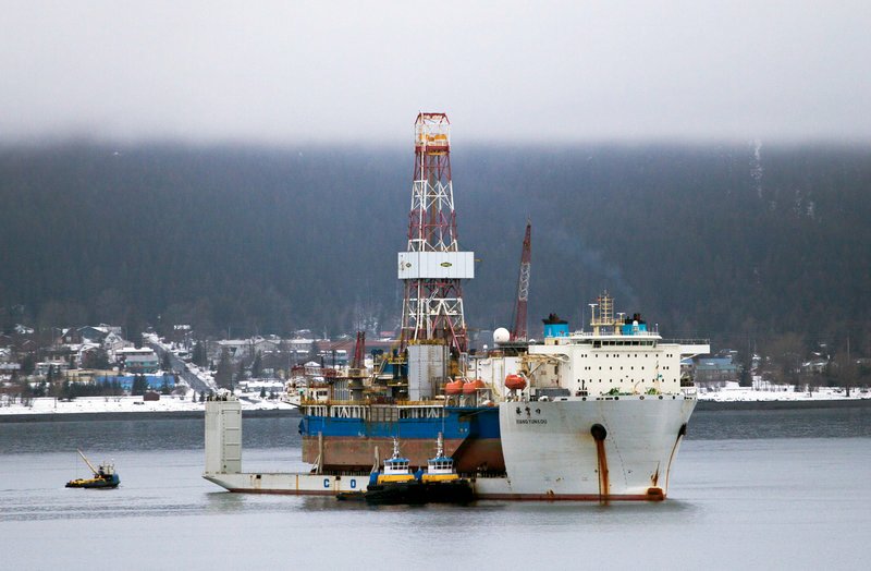 Bohrschiff des Mineralöl- und Erdgas-Unternehmens Shell in Alaska: Die Bohranlage Noble Discoverer wurde an Bord der schwimmenden Plattform Xiang Yunkou verladen. (Seward, 3. Februar 2013) – Bild: ARTE France /​ © Carol Griswold/​Greenpeace
